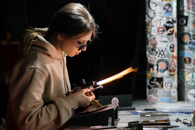 Vrouw volgt een creatieve cursus glaskunst en ontdekt hoe helend het is om iets moois te maken na een moeilijke breuk.