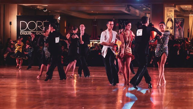 Dansende stellen tijdens een ballroomwedstrijd. Hun speelse energie en zelfvertrouwen wekken precies het vleugje jaloezie op dat nieuwsgierigheid aanwakkert, zonder dat het geforceerd voelt.