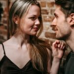 Herenigd stel kijkt elkaar verliefd aan, nadat hun relatie is hersteld door het toepassen van psychologische trucs.