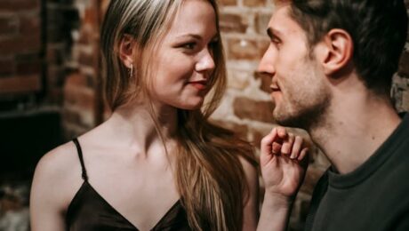 Herenigd stel kijkt elkaar verliefd aan, nadat hun relatie is hersteld door het toepassen van psychologische trucs.