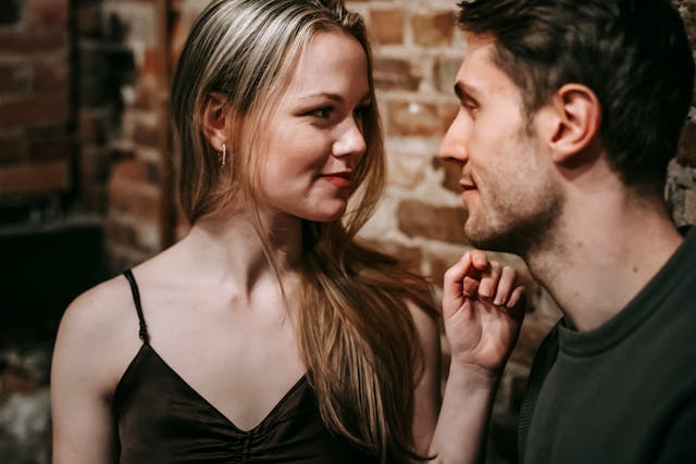 Herenigd stel kijkt elkaar verliefd aan, nadat hun relatie is hersteld door het toepassen van psychologische trucs.