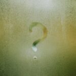 Vraagteken getekend op een beslagen raam, passend bij de vraag wanneer je ex niet meer terugkomt.