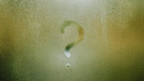 Vraagteken getekend op een beslagen raam, passend bij de vraag wanneer je ex niet meer terugkomt.