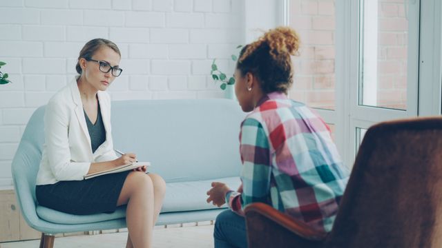 Vrouw praat met een therapeut over haar relatiebreuk.