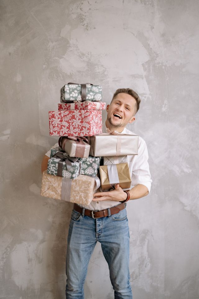 Man probeert zijn ex terug te krijgen met cadeaus.