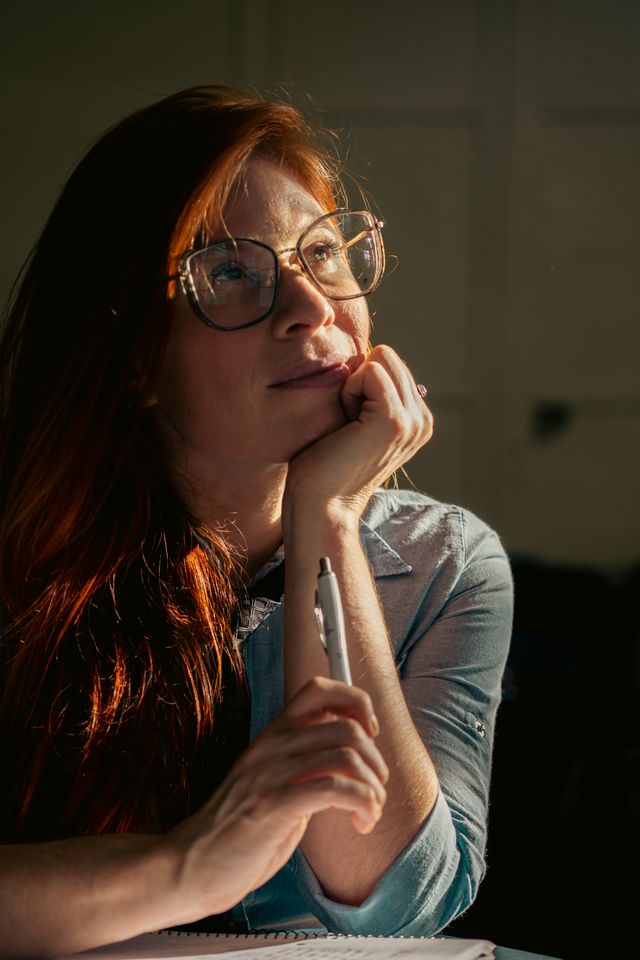 Vrouw probeert te bedenken hoe haar ex naar de situatie kijkt.
