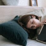 Verdrietige vrouw mist haar ex na een relatiebreuk.