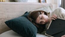Verdrietige vrouw mist haar ex na een relatiebreuk.